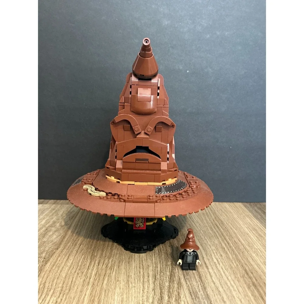 LEGO Harry Potter Talking Sorting Hat 76429 Hogwarts Crests Minifigure 561 Pcs